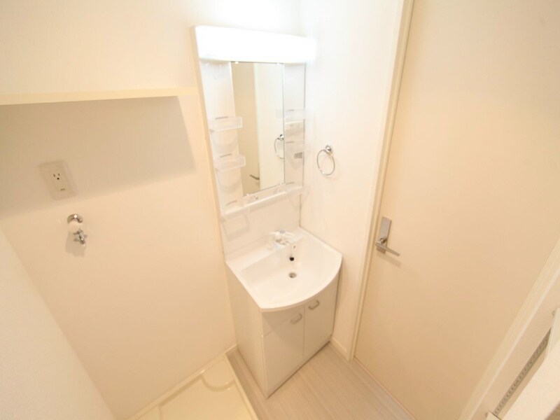 物件内観写真3　(脱衣所　独立洗面台（シャンプードレッサー）洗濯機用意できます)