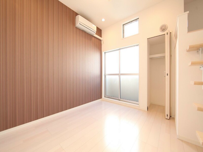 物件内観写真5　(クローゼット付（収納充実してます）)