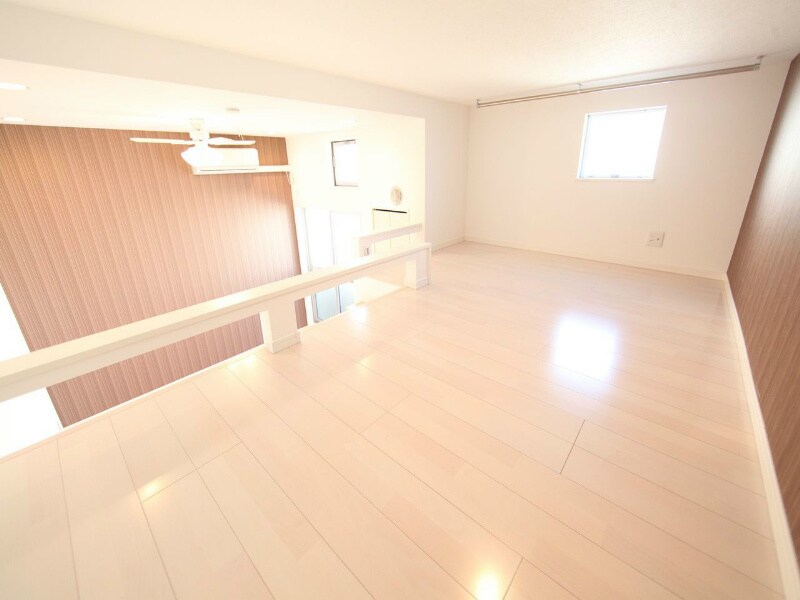 物件内観写真9　(上階ロフト5.7帖（収納としてもお部屋としても使えます）)