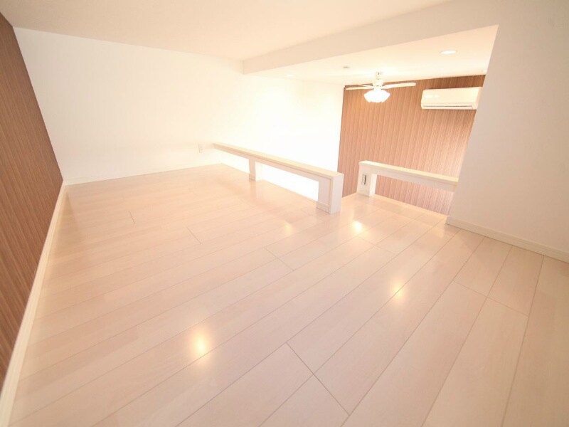 物件内観写真15　(上階ロフト5.7帖（収納としてもお部屋としても使えます）)