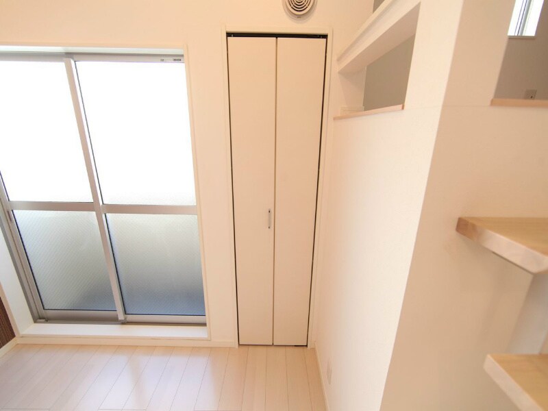 物件内観写真23　(クローゼット付（収納充実してます）)