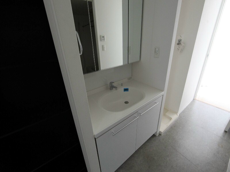 物件内観写真3　(脱衣所　独立洗面台　収納スペース有)