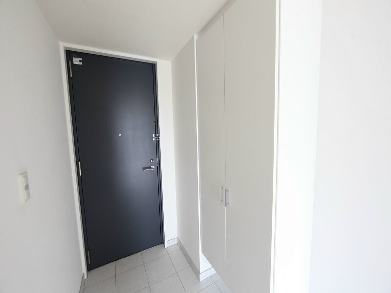 物件内観写真6　(玄関　シューズボックス付（収納充実してます）)