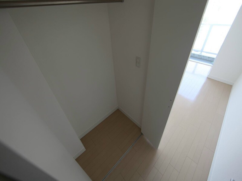 物件内観写真8　(クローゼット付（収納充実してます）)