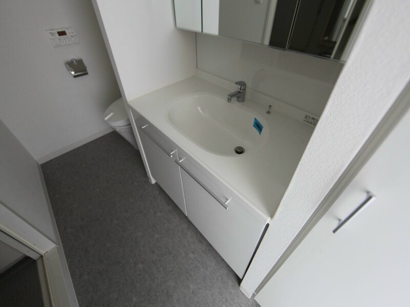 物件内観写真17　(脱衣所　独立洗面台　洗濯機ご用意できます)