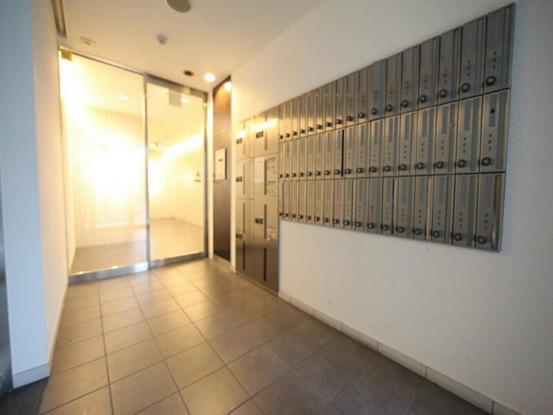 物件内観写真23　(エントランス　オートロック　宅配ＢＯＸ　防犯カメラ　家具家電)