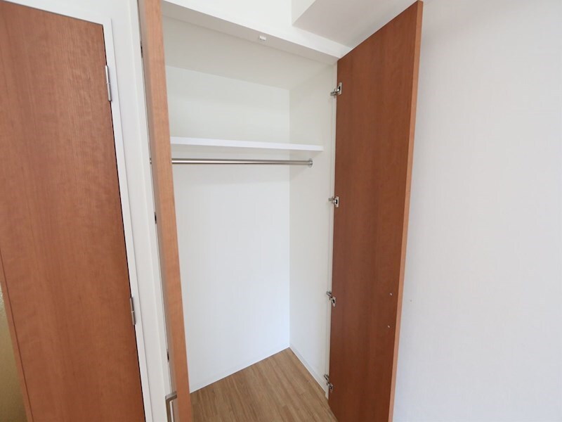物件内観写真12　(クローゼット付（収納充実してます）)