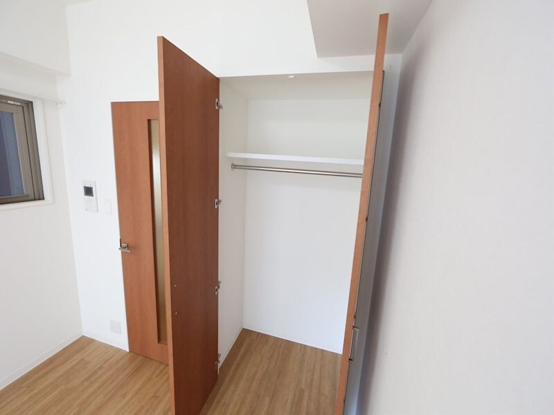 物件内観写真14　(クローゼット付（収納充実してます）)