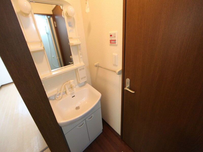 物件内観写真3　(脱衣所　独立洗面台（シャンプードレッサー付）収納スペース有)