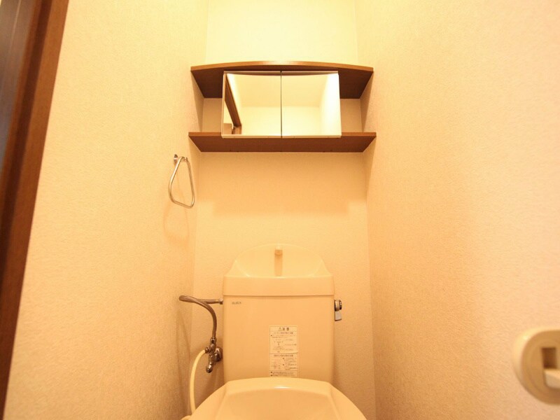 物件内観写真23　(トイレ上部の収納棚（鏡付き）)
