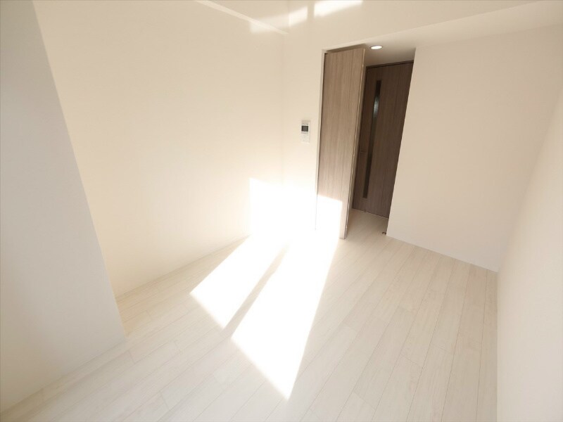 物件内観写真9　(洋室6.7帖　クローゼット（収納充実してます）)