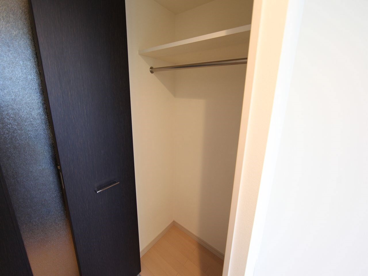 物件内観写真8　(クローゼット　収納充実してます)