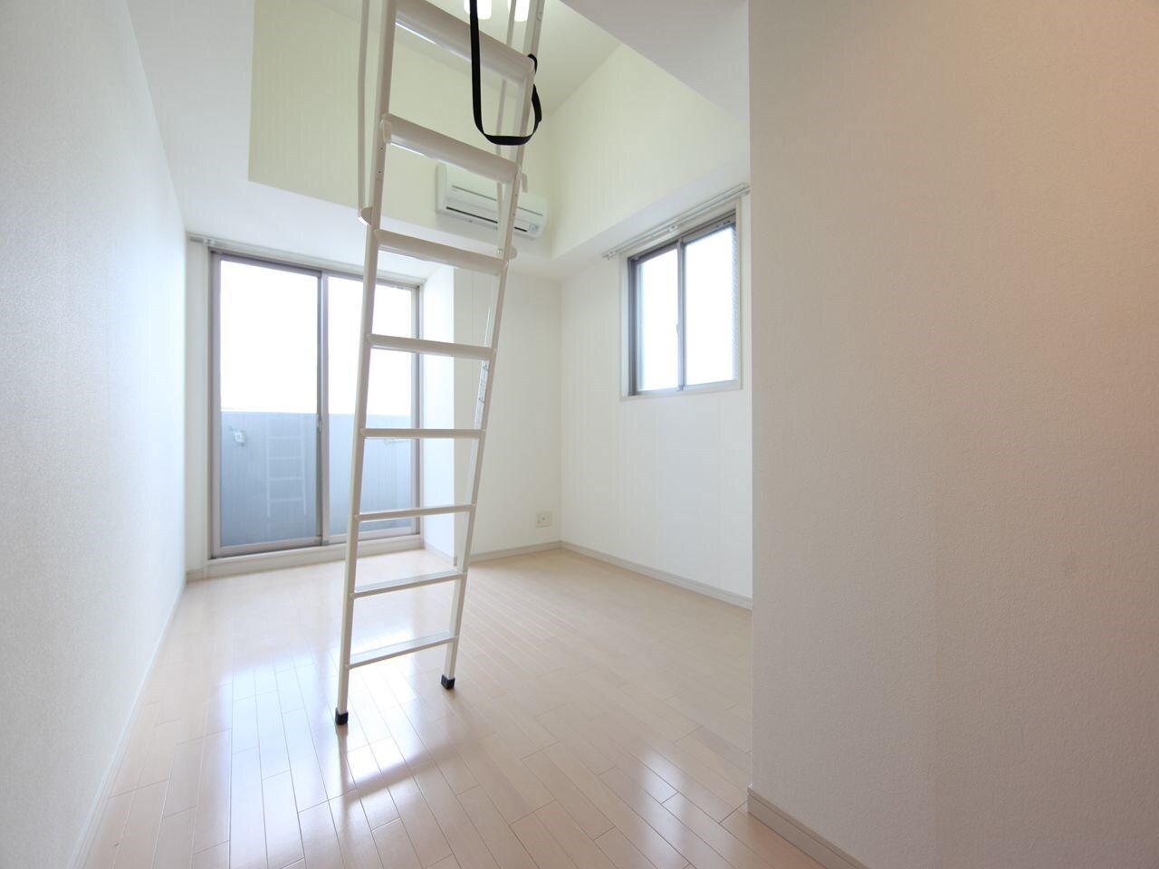 物件内観写真12　(洋室8帖　ロフト5帖　エアコン完備　バルコニー)