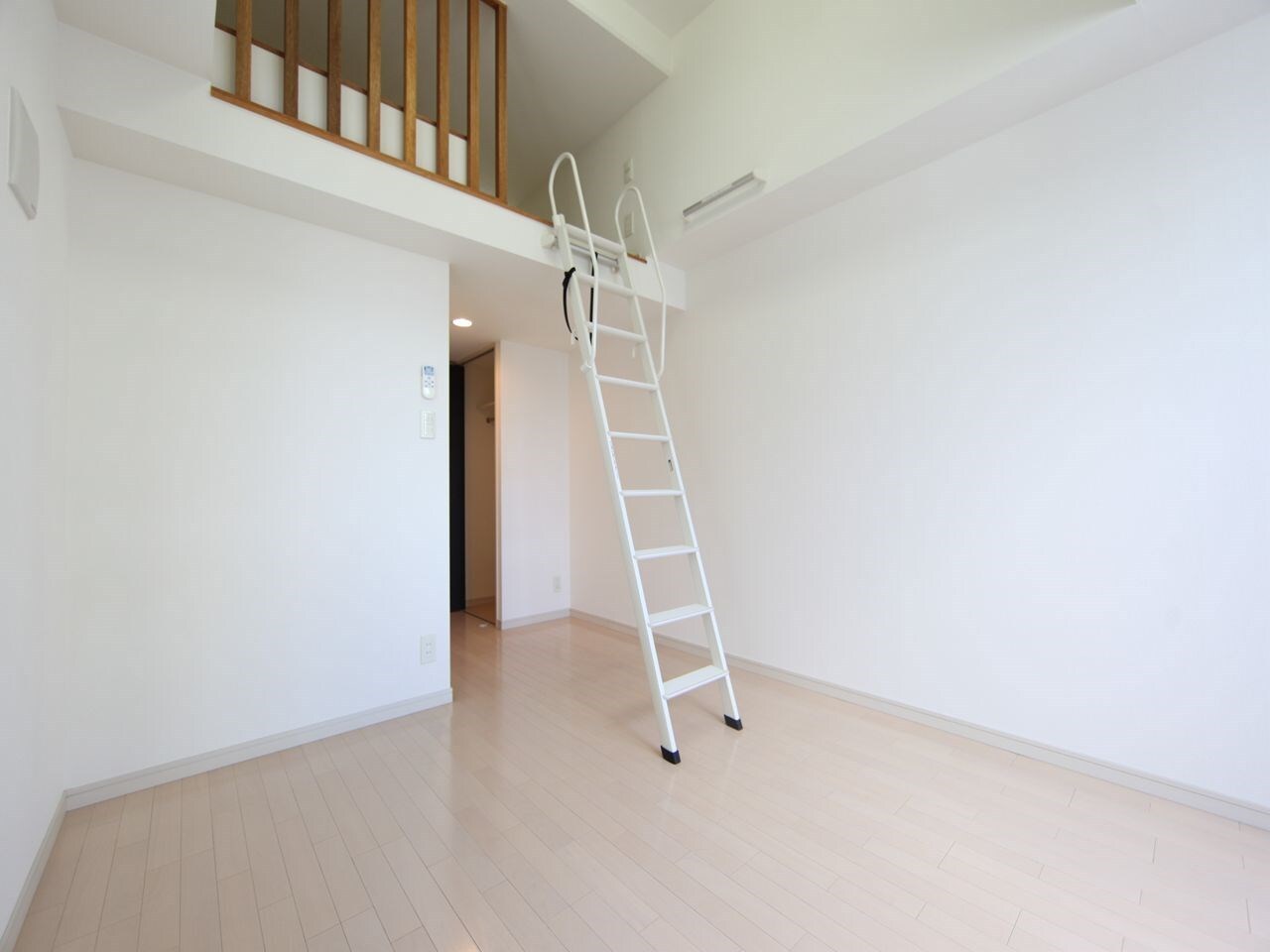 物件内観写真14　(洋室8帖　ロフト5帖　エアコン完備　バルコニー)