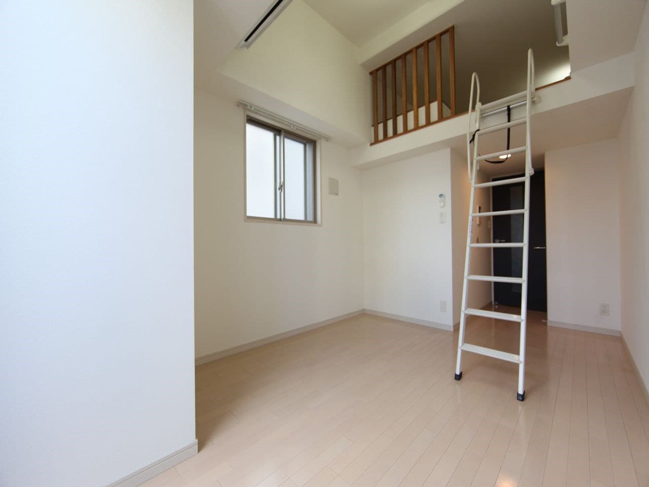 物件内観写真15　(洋室8帖　ロフト5帖　エアコン完備　バルコニー)