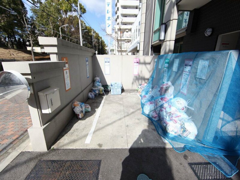 物件内観写真26　(敷地内ゴミ置場)