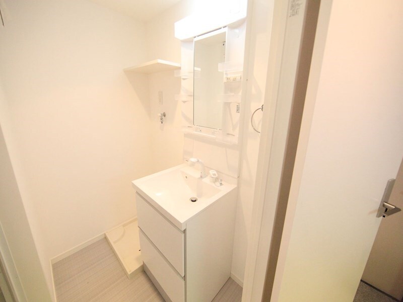 物件内観写真3　(脱衣所　独立洗面台（シャンプードレッサー付）収納スペース有)