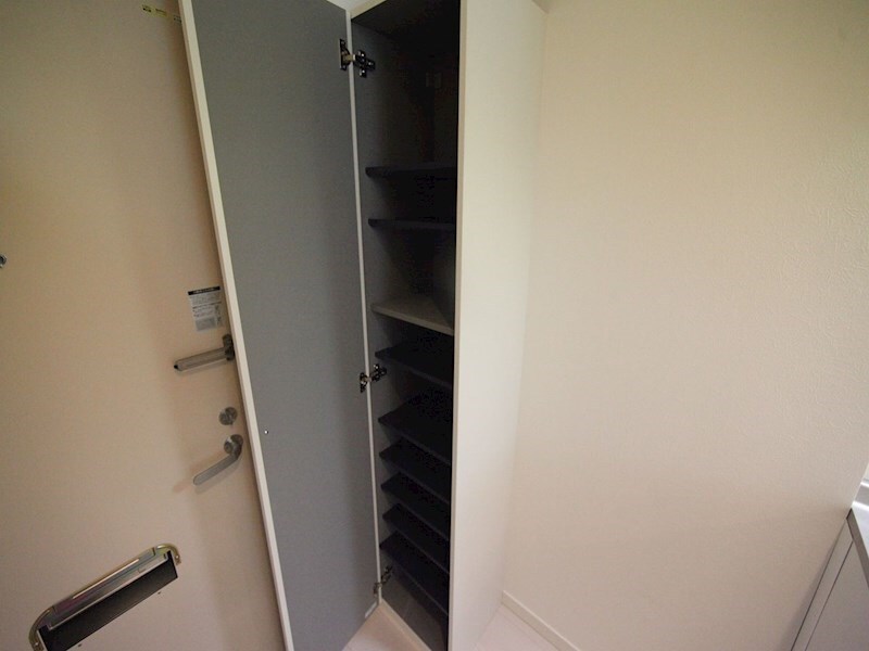 物件内観写真6　(玄関　シューズボックス付（収納充実してます）)