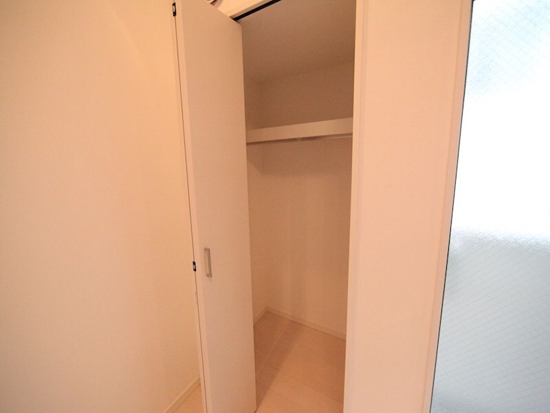 物件内観写真8　(クローゼット（収納充実してます）)