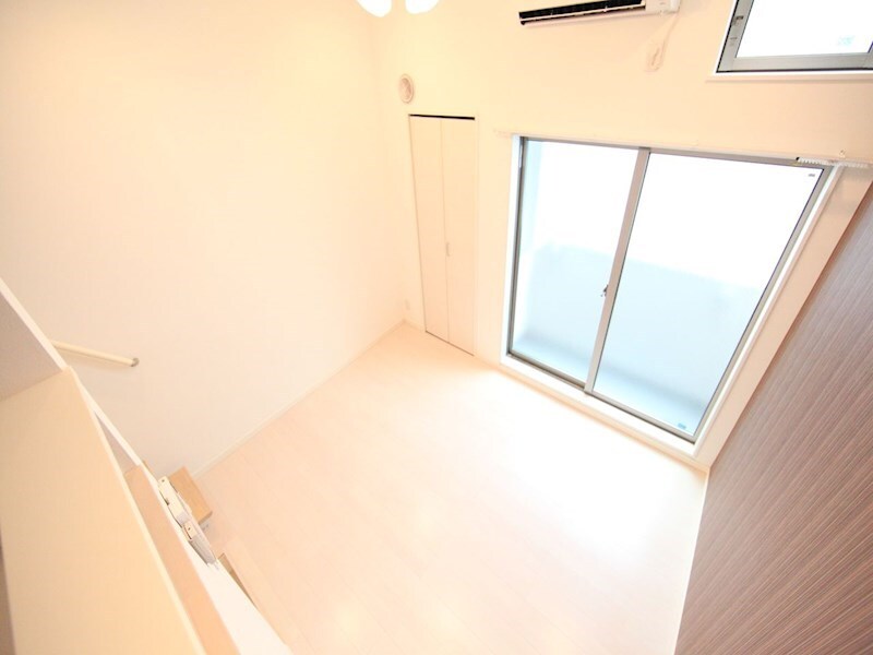 物件内観写真13　(洋室6.1帖　ロフト5.7帖（収納にも寝室にも使えます）)