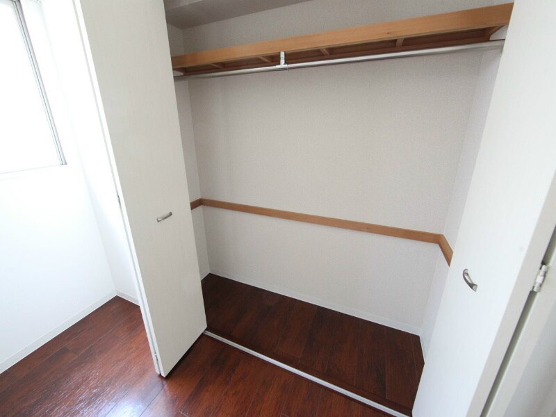 物件内観写真8　(クローゼット付（収納充実してます）)