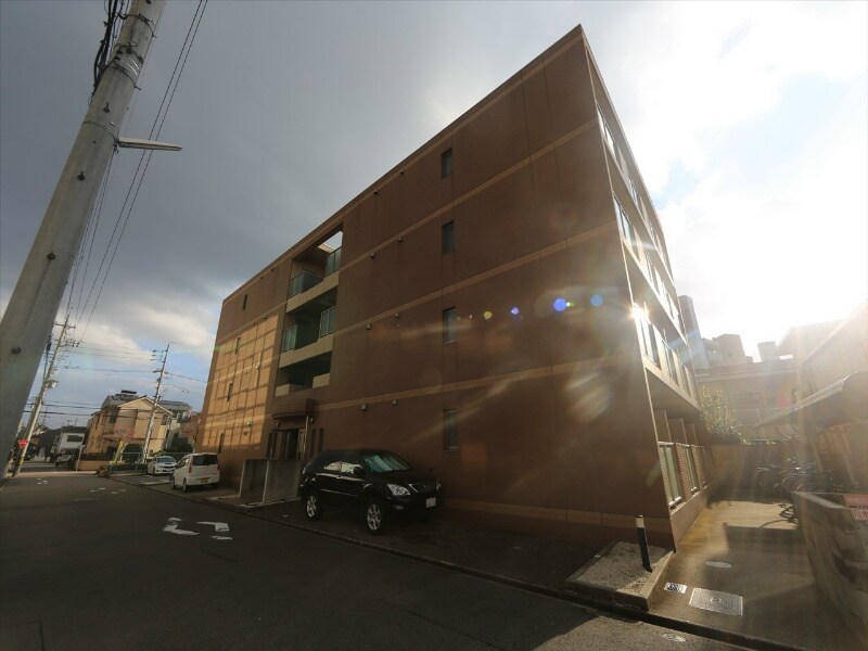 物件外観写真1　(外観　防犯カメラ付　オートロック)