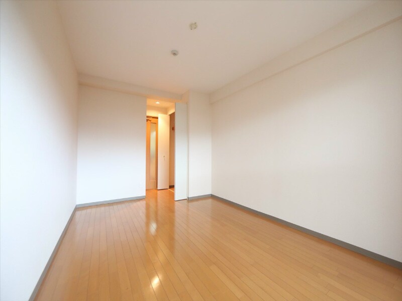 物件内観写真2　(洋室9.7帖　クローゼット付（収納充実してます）)