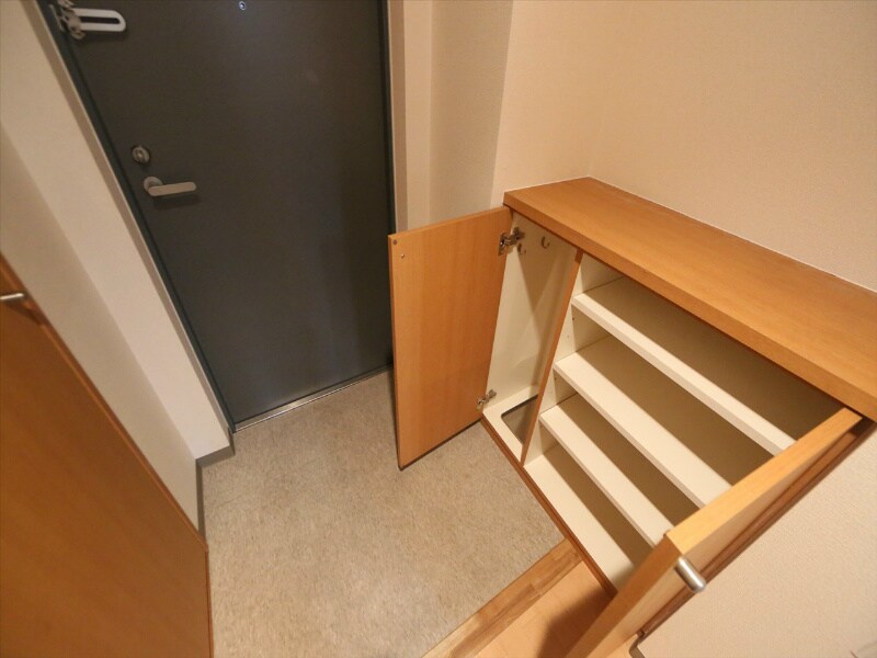 物件内観写真5　(玄関　シューズボックス付　玄関収納有り)