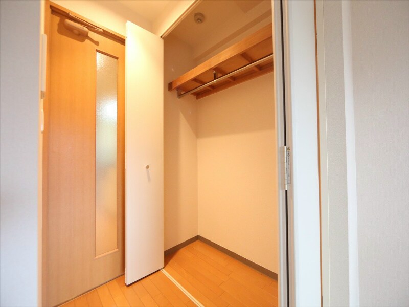 物件内観写真6　(クローゼット（収納充実してます）)