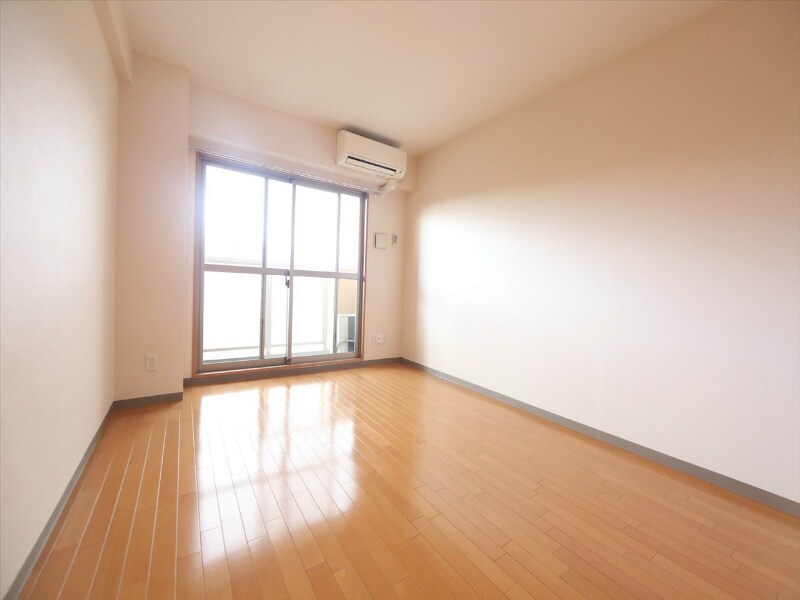 物件内観写真9　(洋室9.7帖　エアコン完備　バルコニー)