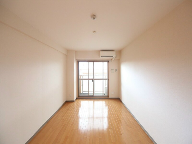 物件内観写真10　(洋室9.7帖　エアコン完備　バルコニー)