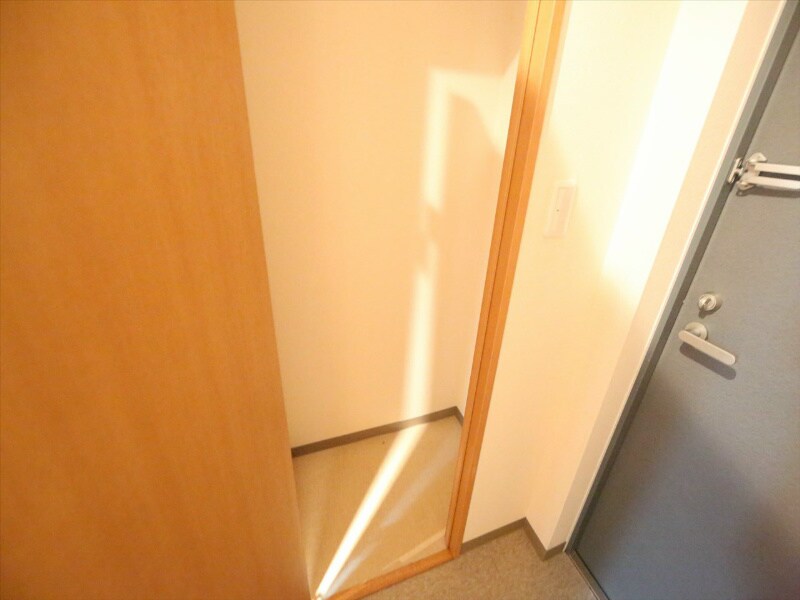 物件内観写真13　(玄関収納付き（収納充実してます）)