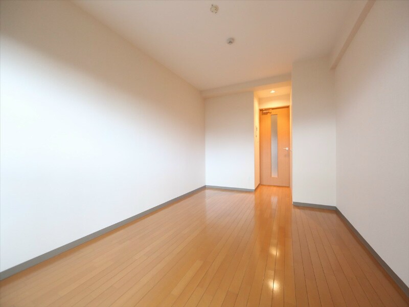 物件内観写真14　(洋室9.7帖　クローゼット付（収納充実してます）)