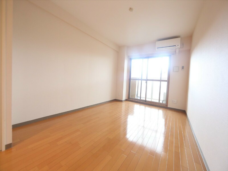 物件内観写真20　(洋室9.7帖　エアコン完備　バルコニー)