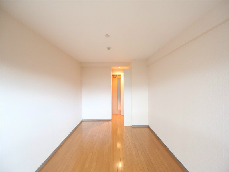 物件内観写真23　(洋室9.7帖　クローゼット付（収納充実してます）)