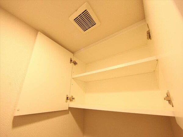 トイレ(トイレ上部にある収納棚)