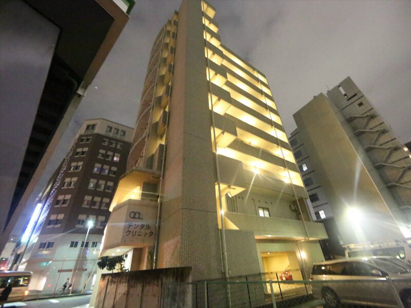 物件外観写真1　(外観　防犯カメラ付　オートロック　外壁タイル張り)