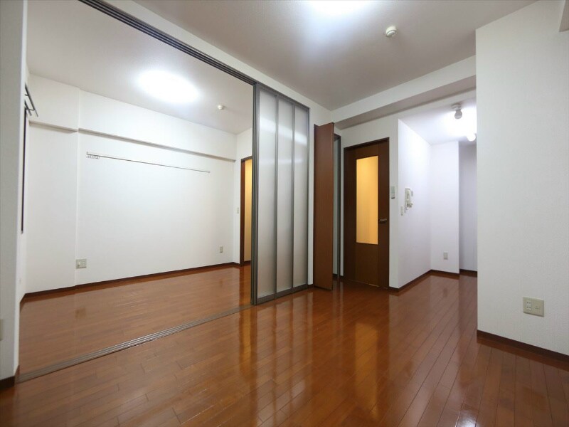 物件内観写真2　(ＬＤＫ9.6帖　洋室4.6帖　つなげても仕切っても使えます)