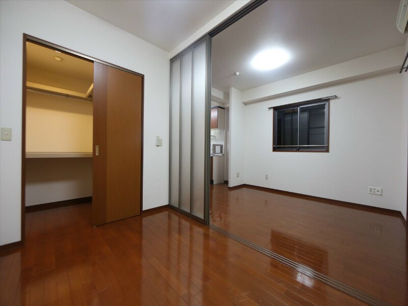 物件内観写真9　(ＬＤＫ9.6帖　洋室4.6帖　つなげても仕切っても使えます)