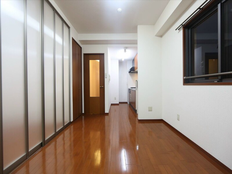 物件内観写真14　(ＬＤＫ9.6帖　エアコン完備　バルコニー　2面採光)