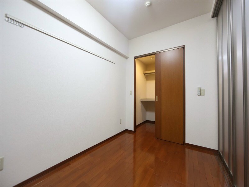 物件内観写真16　(洋室4.6帖　ウォークインクローゼット（収納充実してます）)