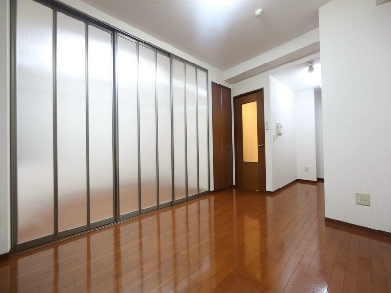 物件内観写真24　(ＬＤＫ9.6帖　エアコン完備　バルコニー　2面採光)