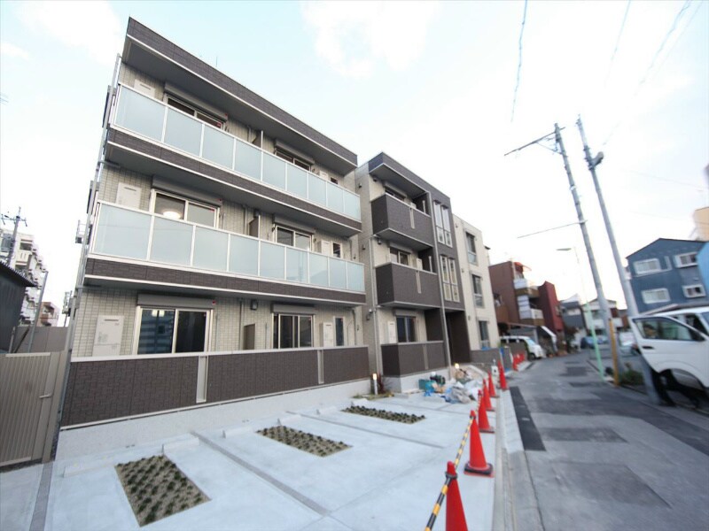 物件外観写真1　(外観　防犯カメラ付　オートロック　宅配ＢＯＸ)