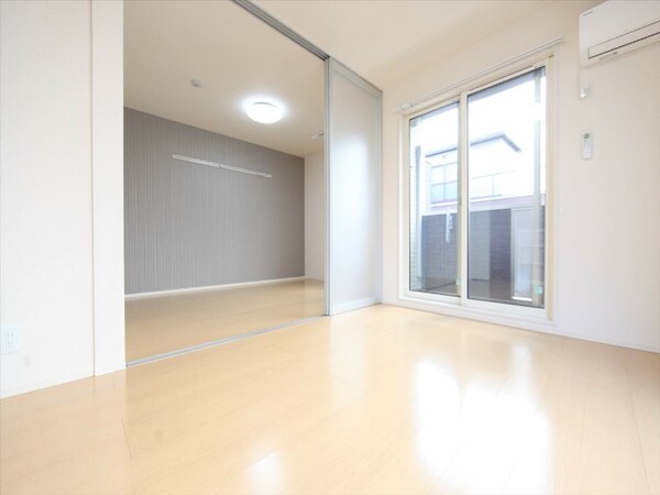 リビング(ＬＤＫ10.3帖　洋室6帖　南面バルコニー)