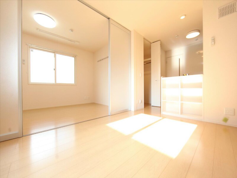 物件内観写真2　(ＬＤＫ9.8帖　洋室6.8帖　繋げて使用が出来ます)