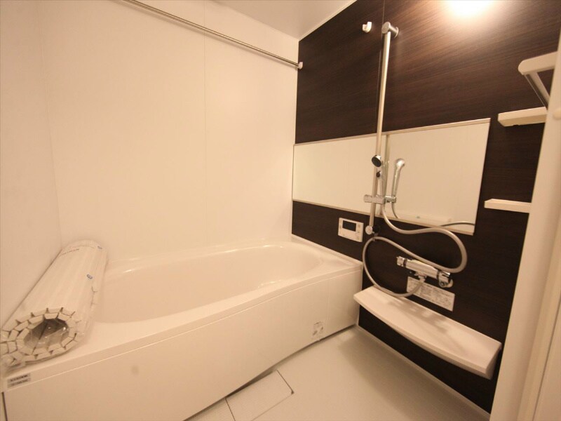 物件内観写真4　(浴室暖房乾燥機付　追い焚き付お風呂　浴槽広々してます)