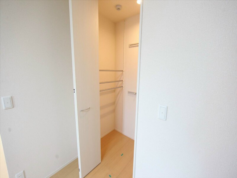 物件内観写真6　(ワンステップクローゼット（収納充実してます）)