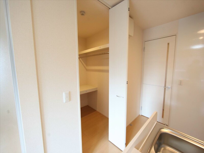 物件内観写真6　(ウォークインクローゼット（収納充実してます）)