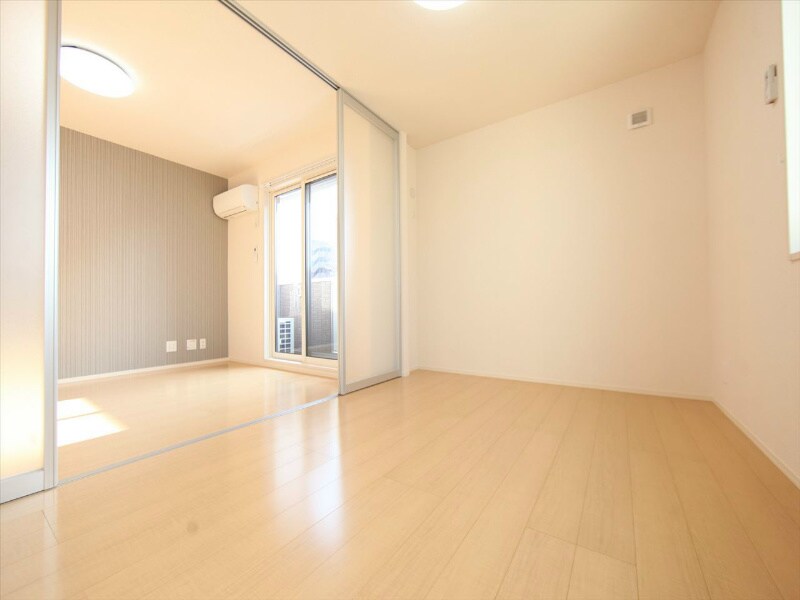 物件内観写真9　(ＬＤＫ9.8帖　洋室6.8帖　南面バルコニー)