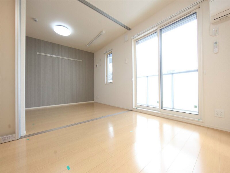 物件内観写真10　(ＬＤＫ8.9帖　バルコニー　エアコン完備　)